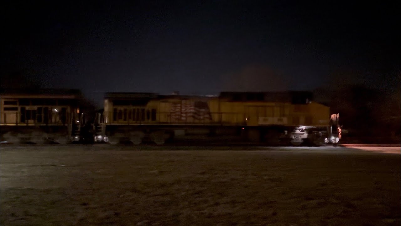 UP 6610 leads the northbound M-OLAG through Los Fresnos