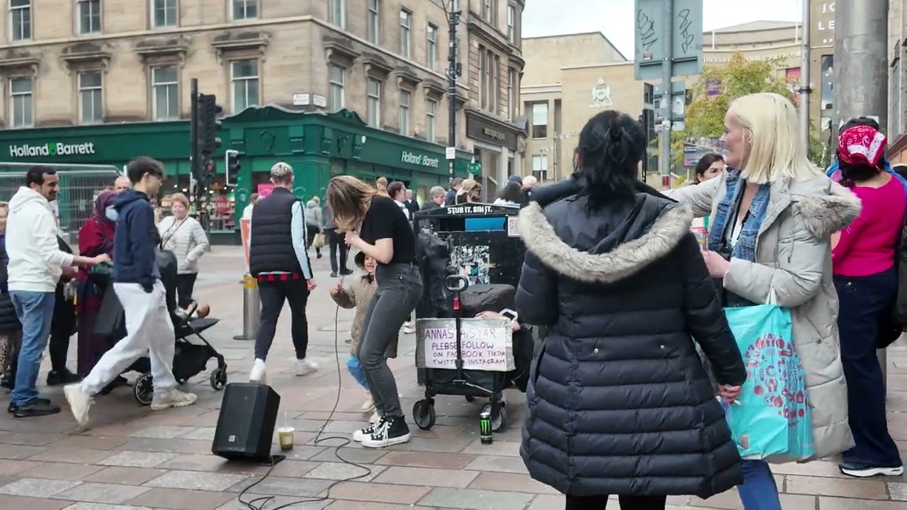 Annastaisyar busking glasgow oct 2024 4