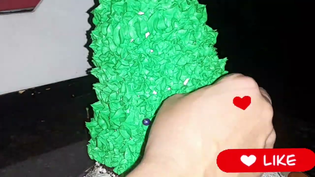 بطريقه سهله وبسيطه حنعمل تورته شجرة الكريسماس و الطعم لذيذ جدا 😋👌