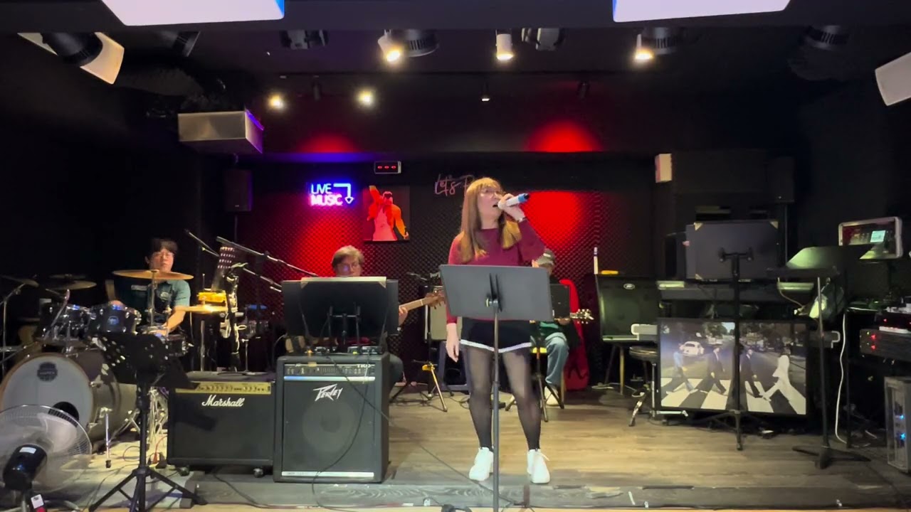 Killing me softly with his song cover by Ellie @ESGlivebandmusic 