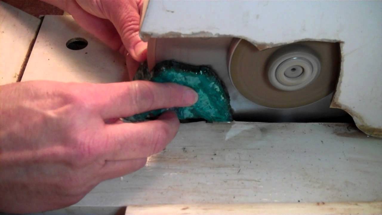 Holey Stones Lapidary:  Cutting a soft stone on a trim saw