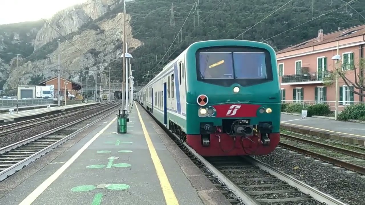 Treni a Finale Ligure... con un Frecciabianca sbagliato. Trains in Finale Ligure.