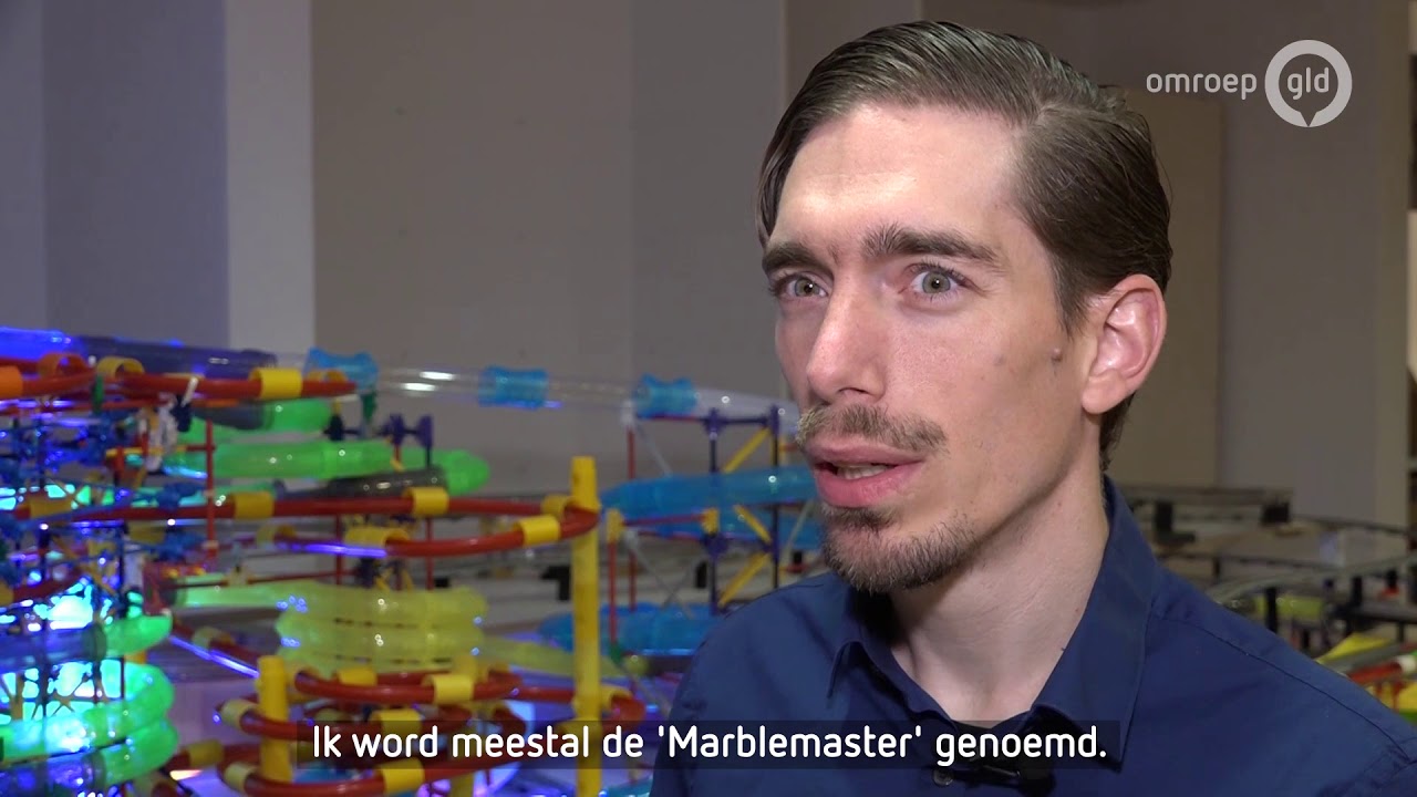 Jelle bouwt al vanaf zijn vierde knikkerbanen, nu heeft hij zijn eigen knikkermuseum