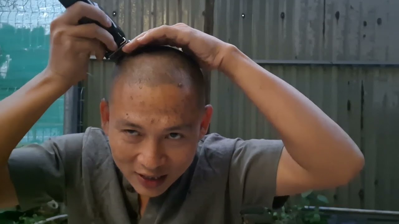 Con cắt tóc chưa ưng thì mình chỉ con cách sửa lại