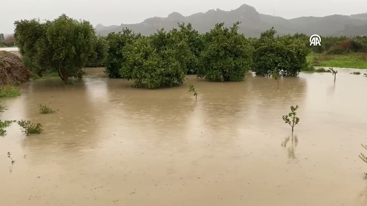 Antalya’da kuvvetli rüzgar ve sağanak hayatı felç etti