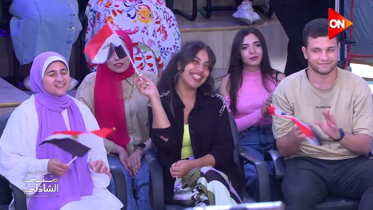 كلنا كده عايزين صورة  - منى  الشاذلي تغني مع كورال روح الشرق