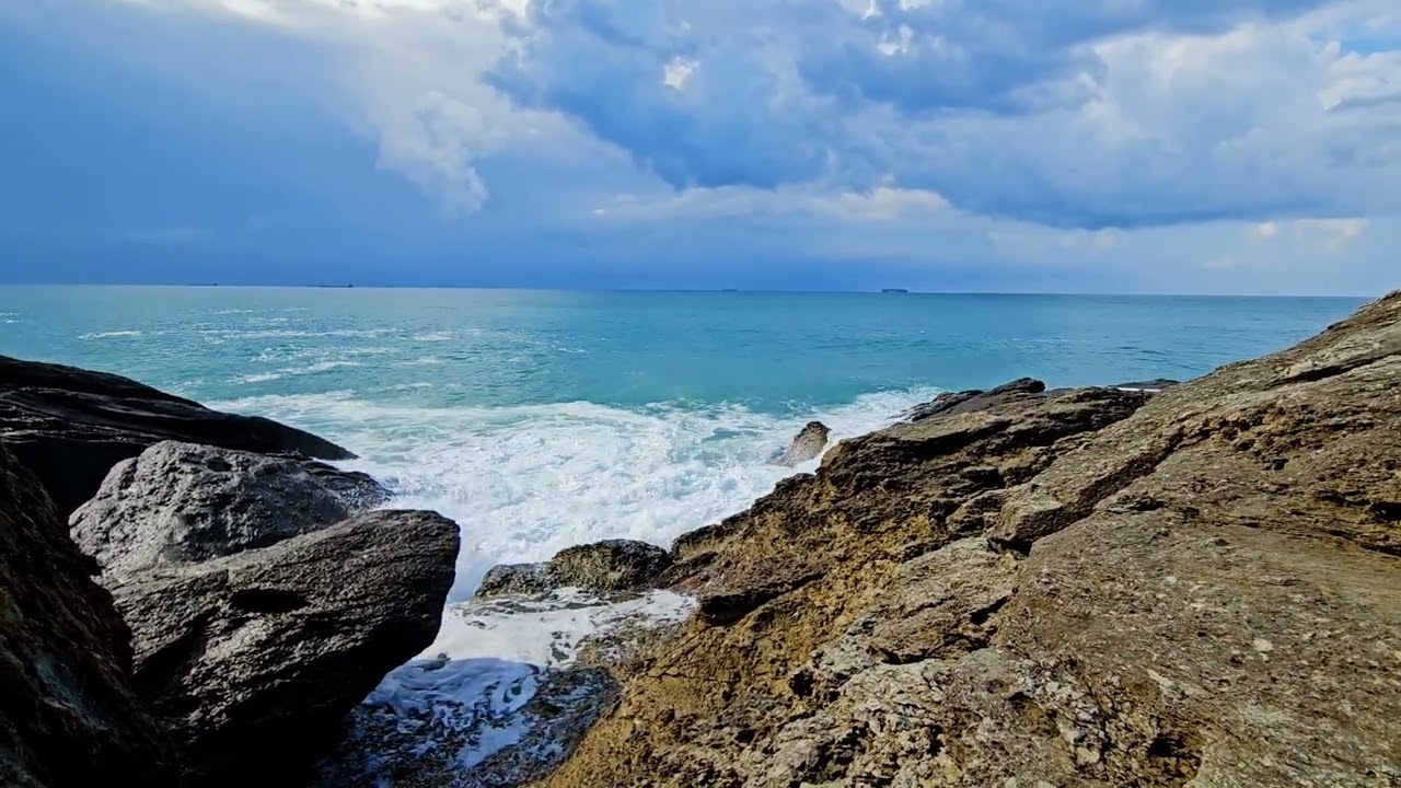 Il suono del mare, onde sulla scogliera