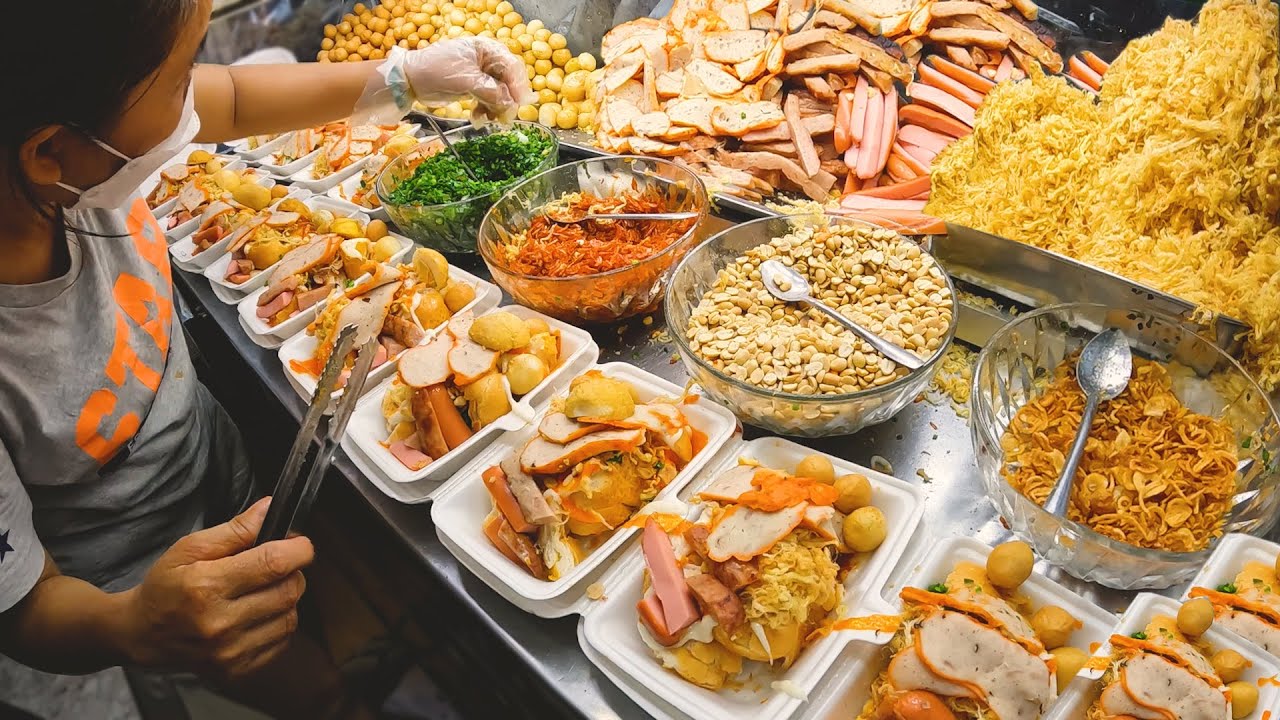 Đông dã man bánh mì nướng ớt đỏ đầy ụ nhiều topping 20k, khách xếp 2 hàng dài chờ ăn nhìn thấy ham