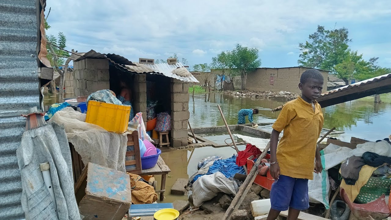 UVIRA-KIROMONI ASARA YA ZIWA TANGANYIKA NYUMBA ZA BOMOKA FAMILIA KULALA INJE NA WATOTO,NJAA MAGONJWA