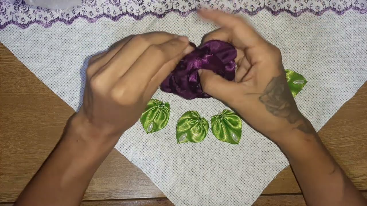 Capa de almofada com flores de cetim e trancado de fitas modelo 424 @atelierdananda