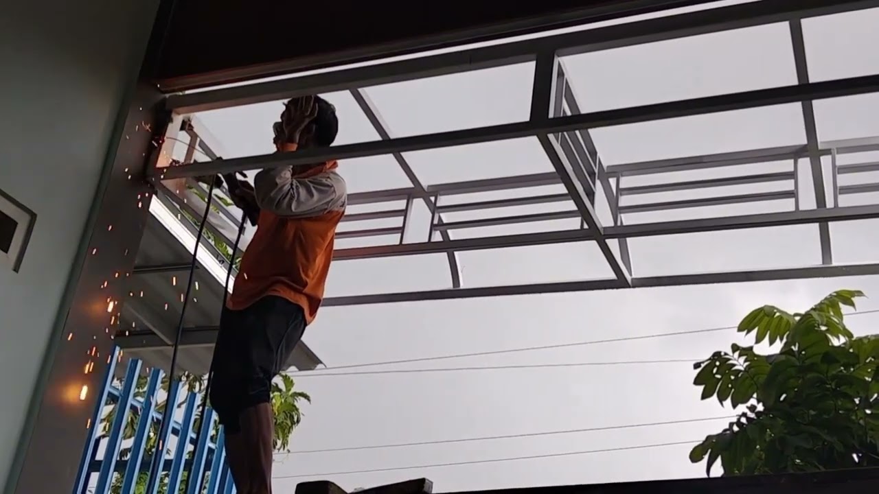 Pemasangan wall board marmer pada kanopi 