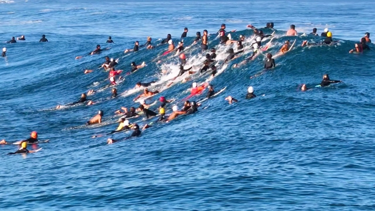 Crazy CROWD During Epic Pipe Morning