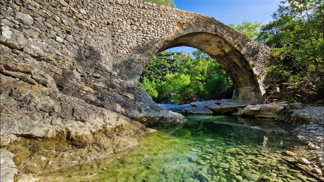Le village de Brantes 👍est un charmant village perché situé au pied du Mont Ventoux