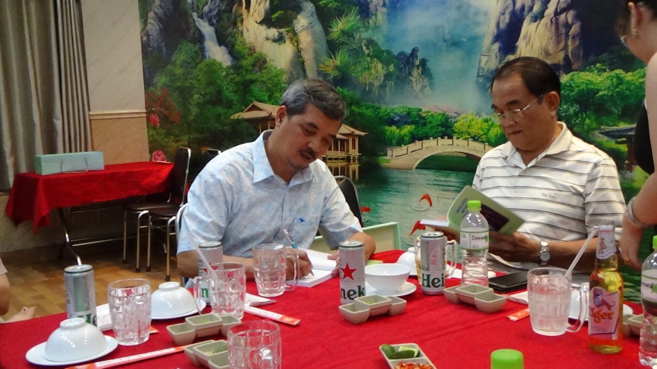 Cùng vui tiệc Tất niên mừng xuân Bính Ngọ do CHS I Love English và nhận Tự truyện Người Bình Thường