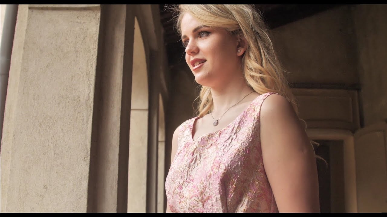 Valeria Mayer al Castello Galli della Loggia: il ballo dei 18 anni.