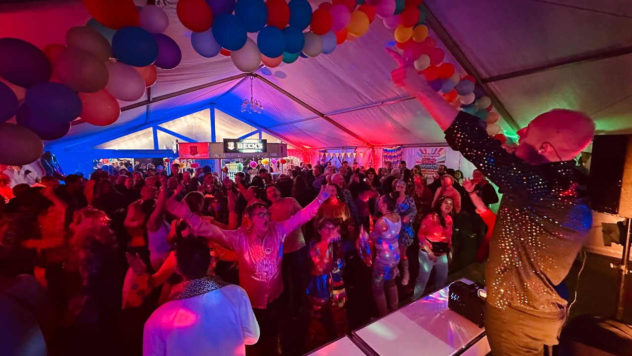 Justin Winter im September 2022 bei der 70er Party in Thedinghausen