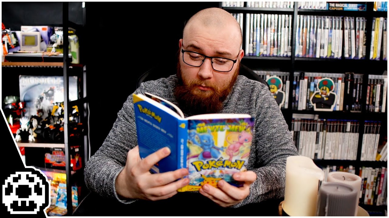 Mogi liest das Buch zum Pokémon Film
