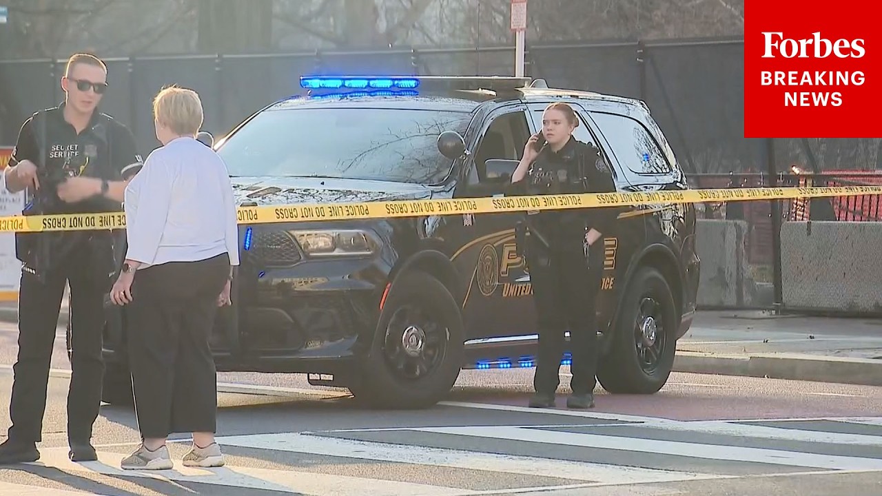BREAKING NEWS: Secret Service Respond After Vehicle Crashes Barricade Near The White House