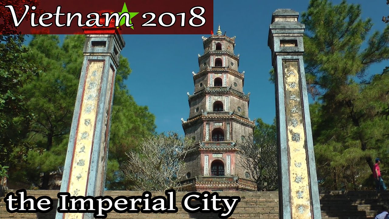 Vietnam 2018, Hué: Complex of Huế Monuments, paper flowers crafting
