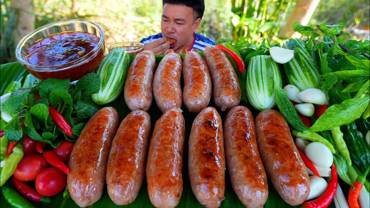 ไส้กรอกวุ้นเส้นย่างร้อนๆน้ำจิ้มไก่แกล้มผักสด