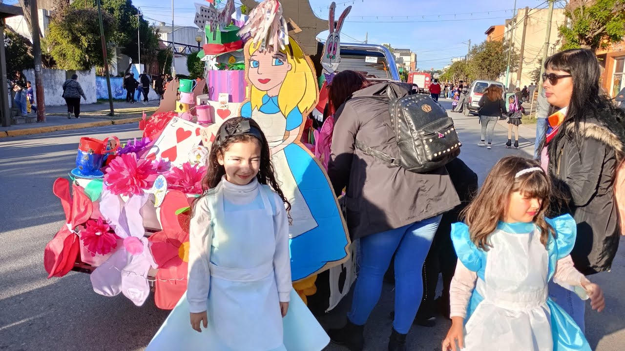 Alicia en el país de las maravillas - Desfile corvina negra - 2024