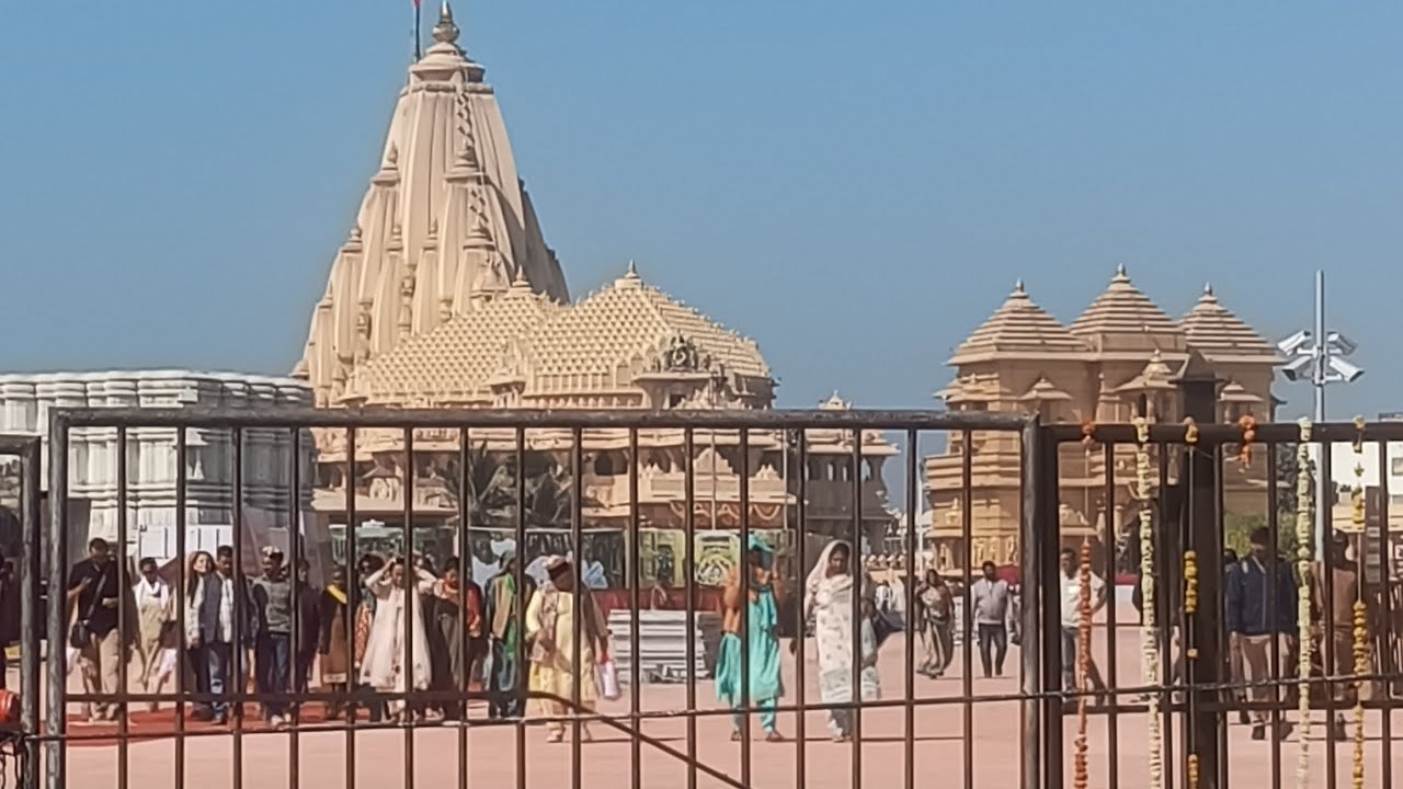 सोमनाथ मंदिर का दृश्य बहुत ही सुंदर जगह दर्शन करके बहुत अच्छा लगा 😊