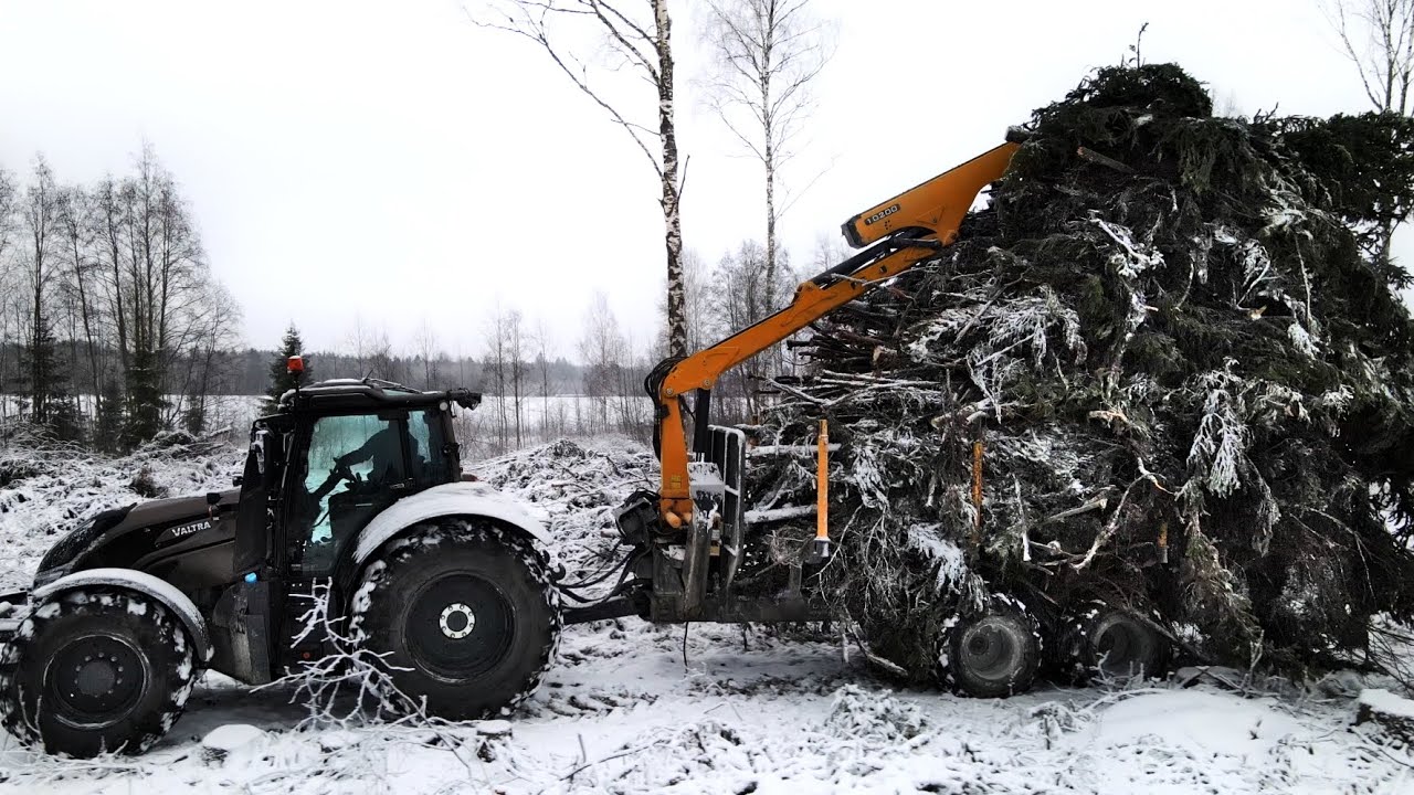 Oniar group 3 trailer 4WD & Oniar 10200 crane with Valtra T234 tractor