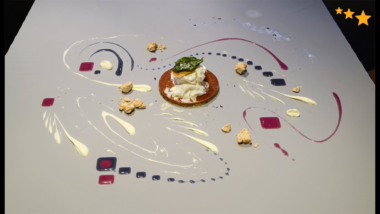 Das Anrichten des Desserts im Alinea in Chicago