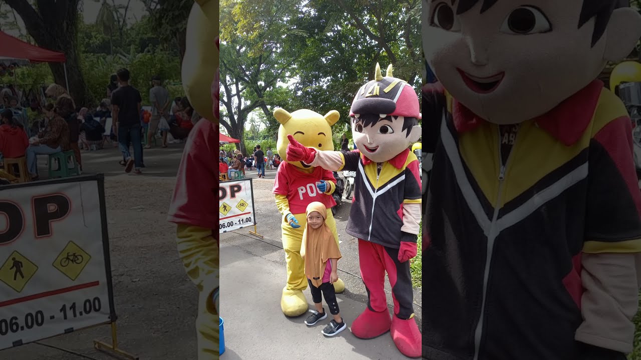 Shabi salaman sama badut CFD dan ngajakin foto bareng