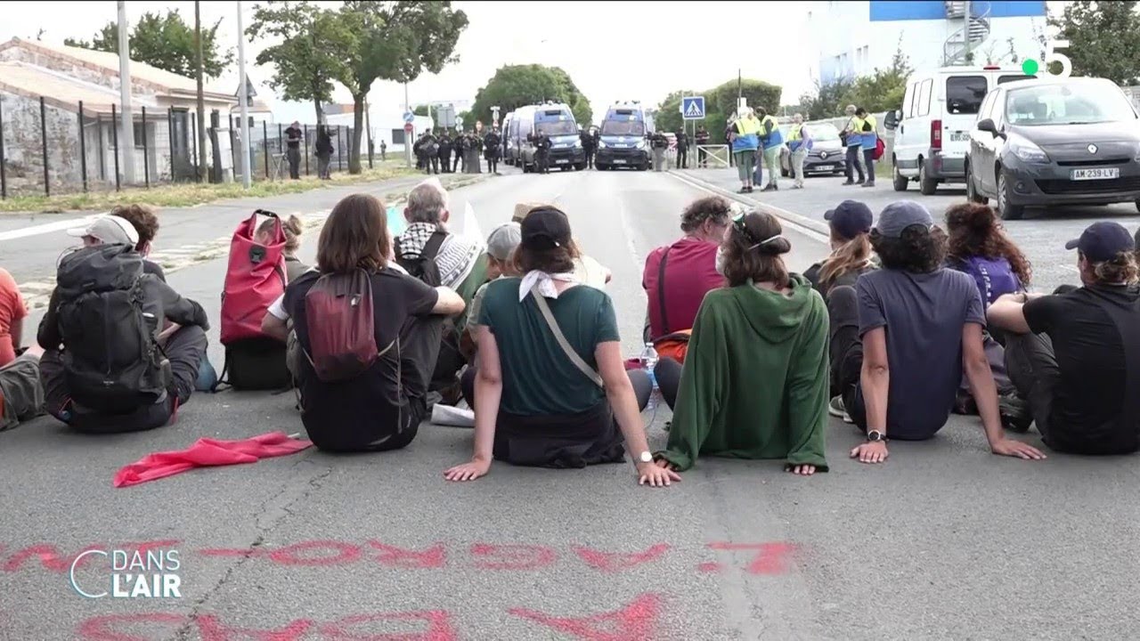 Manifestation anti-bassines, entre calme et affrontements - Reportage #cdanslair 20.07.2024