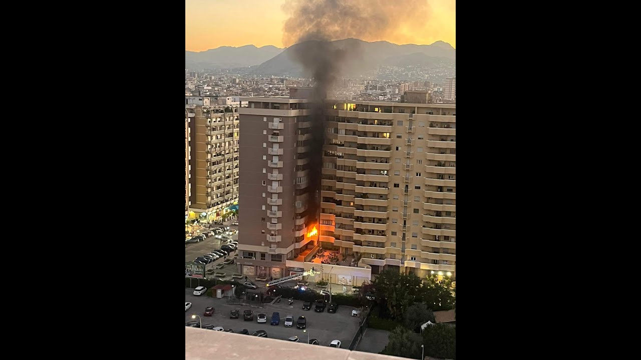 Palermo: Incendio in via Autonomia Siciliana - Salvataggio in diretta da parte dei Vigili del Fuoco