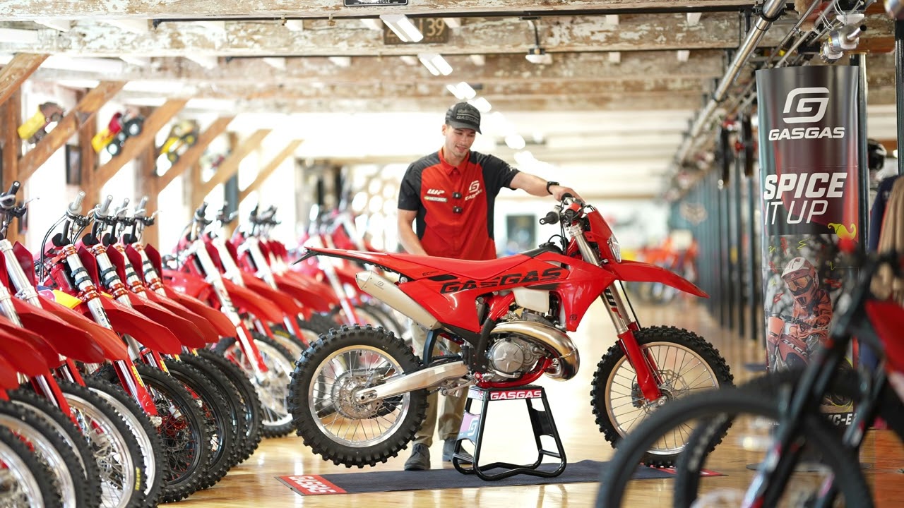 2025 GASGAS EC300 FIRST LOOK @ THE ULTIMATE OFF ROAD 2 STROKE!