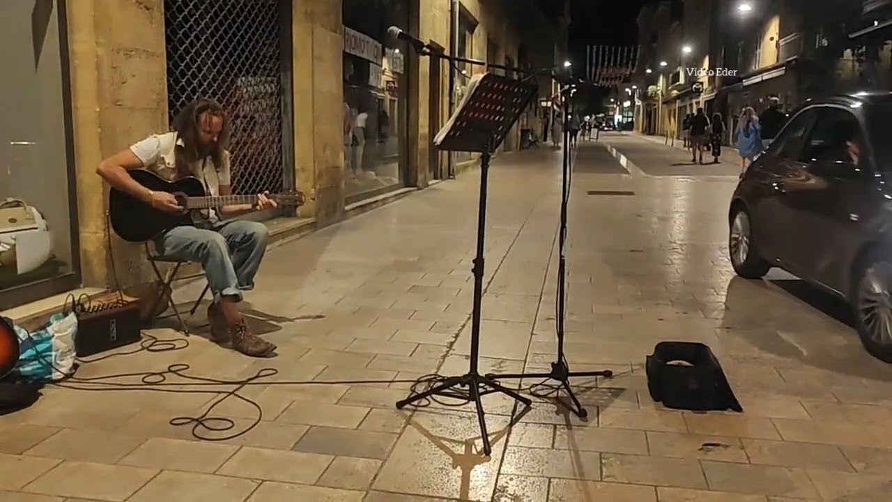 Super musicien de rue dans la nuit de Sarlat 