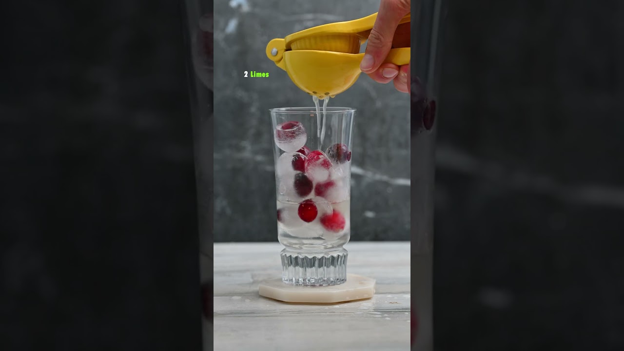 Christmas Cranberry Margarita 😍🥂 #holiday ChristmasCocktail #HolidayCheers #ChristmasSpirit