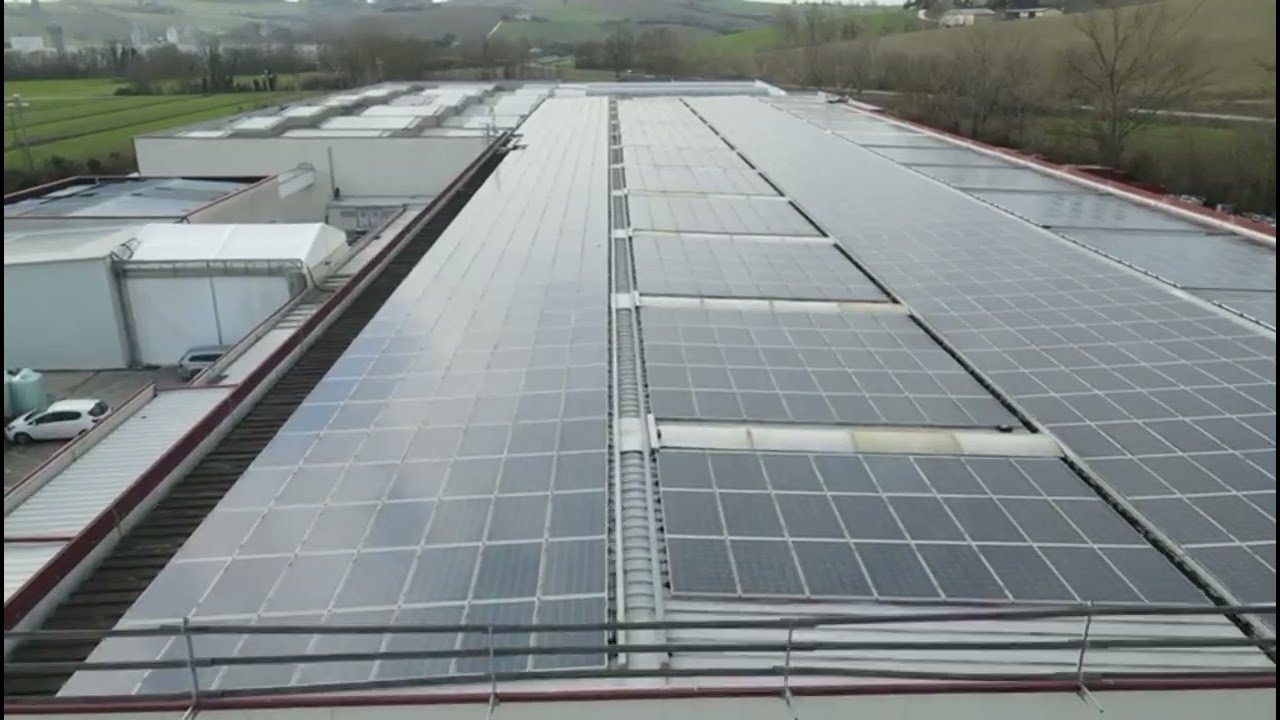 Fotovoltaico su tetti in lamiera: sistemi di fissaggio in plastica versatili