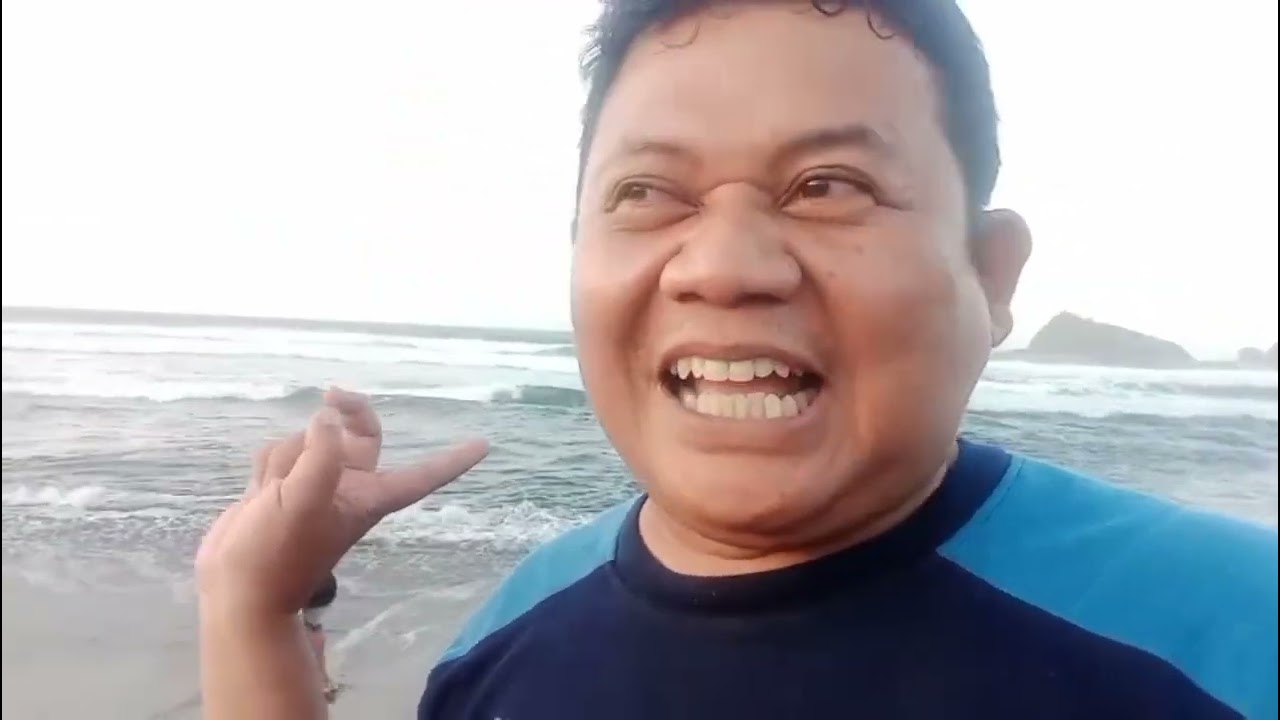 Pantai watu ulo disaat sore hari kecamatan ambulu kabupaten Jember 