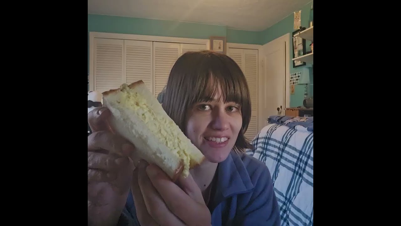 Trying a Japanese Style Egg Salad Sandwich From 7-11 America. 