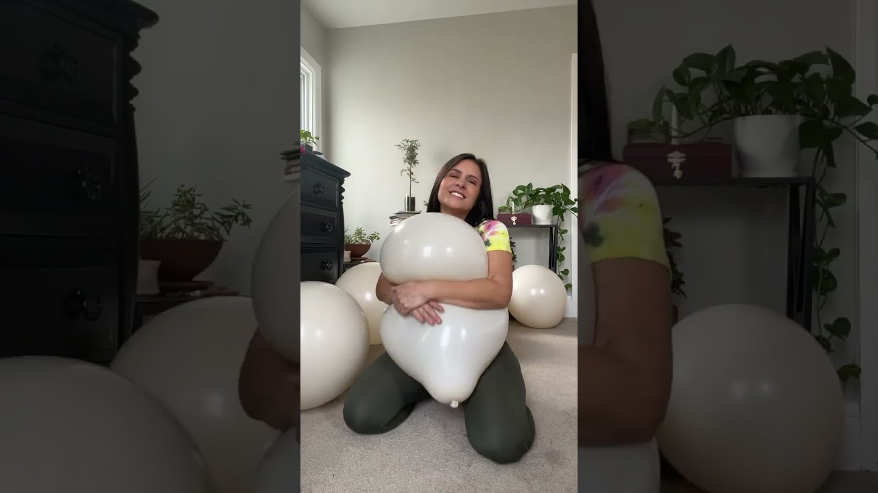 Trying to pop my 24&rdquo; balloon! 🎈 #balloons #asmr #balloon #youtubeshorts #pop #blowup #squeeze #fun