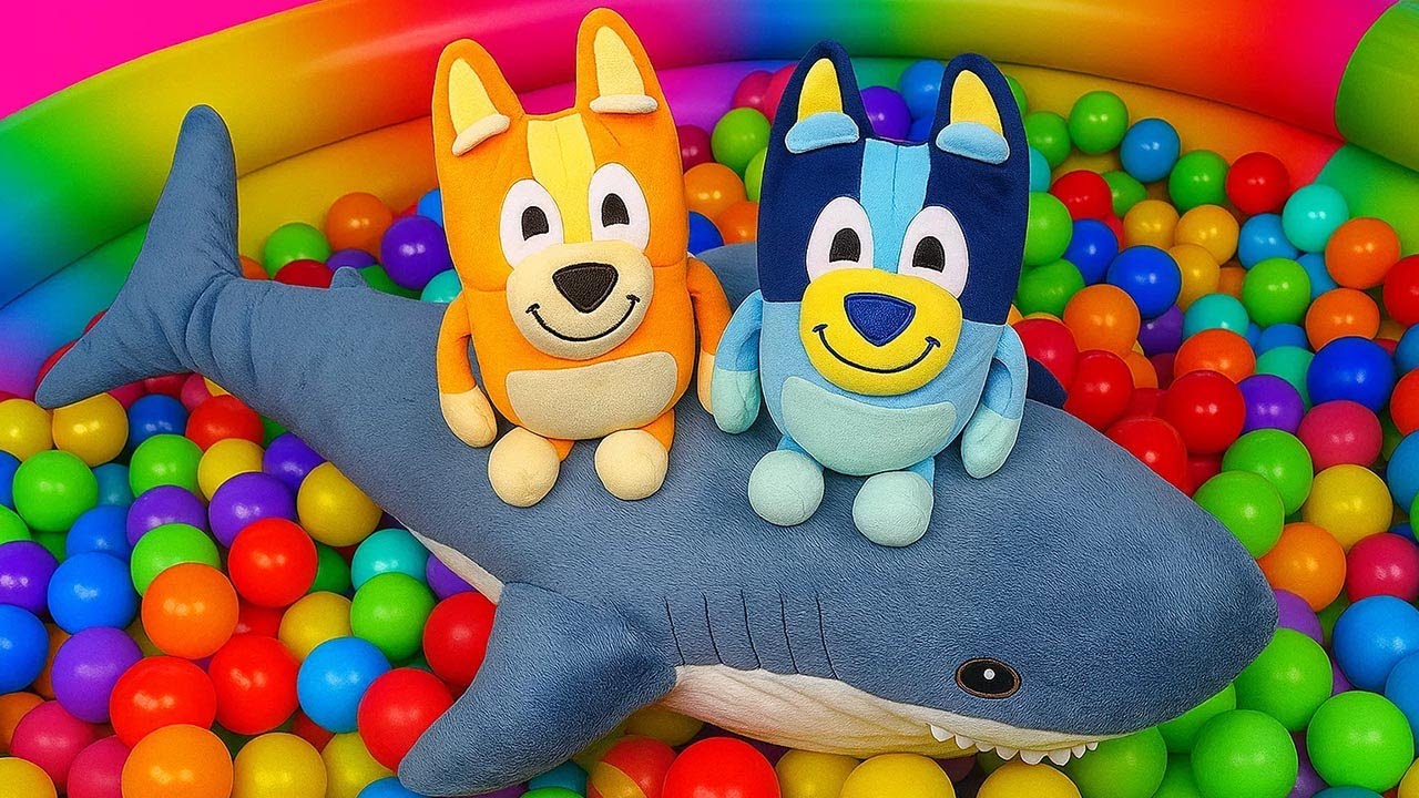 💙🦈 Bluey y Bingo juegan con un tiburón en la piscina de bolas 🎉✨ | Juguetes de peluche