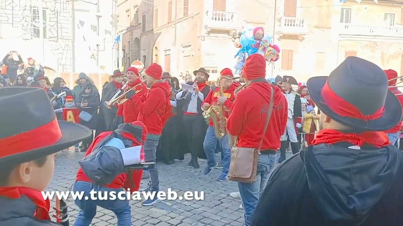 Gli Ussari a cavallo aprono il carnevale di Ronciglione