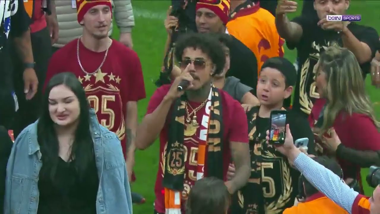 MC Livinho cantando na festa do título turco do Galatasaray
