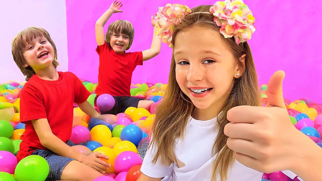 Nastya spielt eine Mathematiklehrerin und bringt Kindern Formen, Zahlen und Alphabet bei