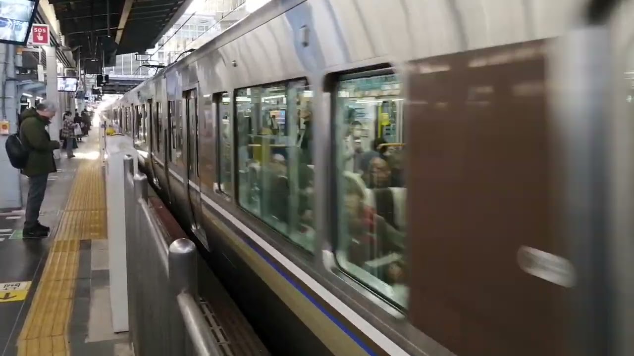 新快速野洲行き225系100番台Aシート+223系2000番台大阪駅発車