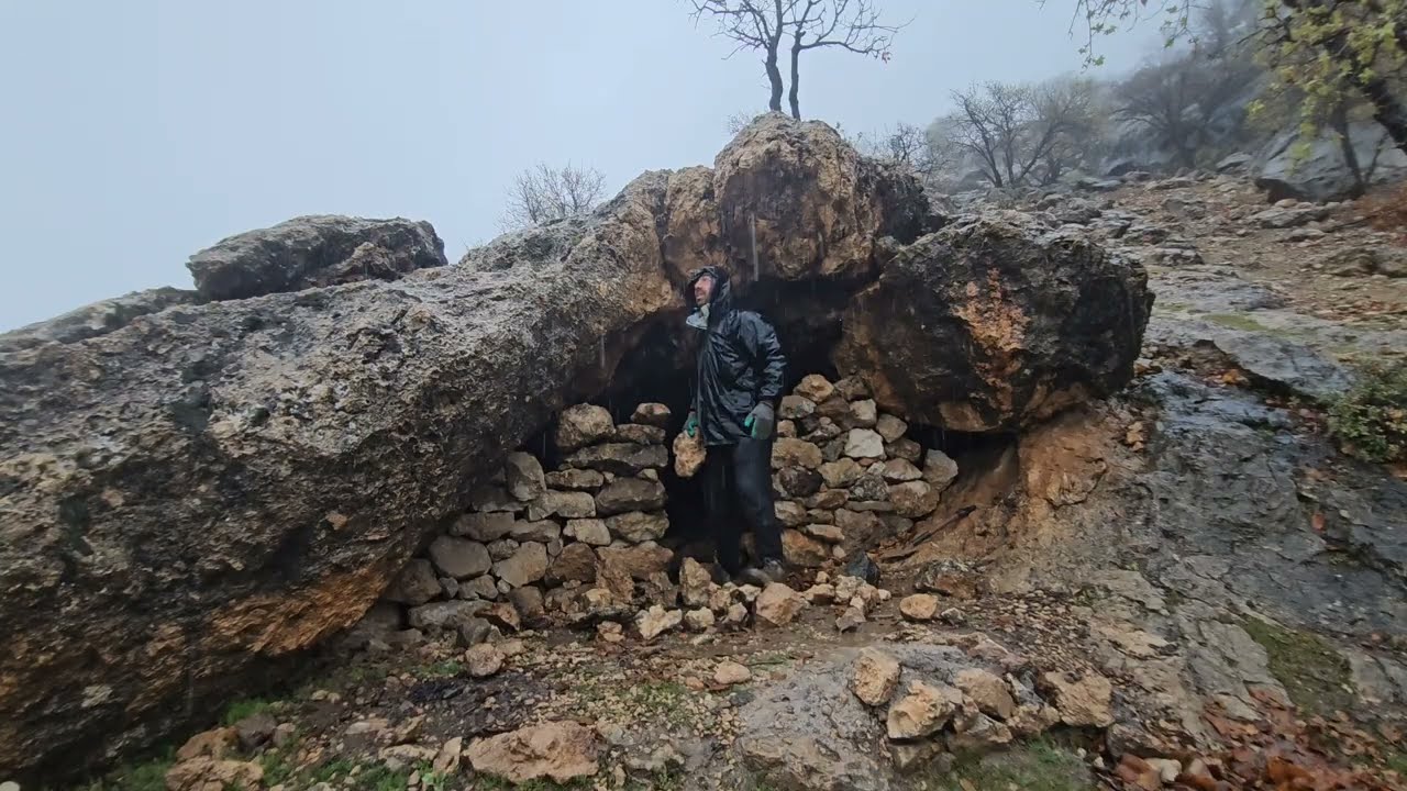 Trapped in Thunderstorm,DIY survival shelter and fireplace in a cave.ASMR in extreme weather 