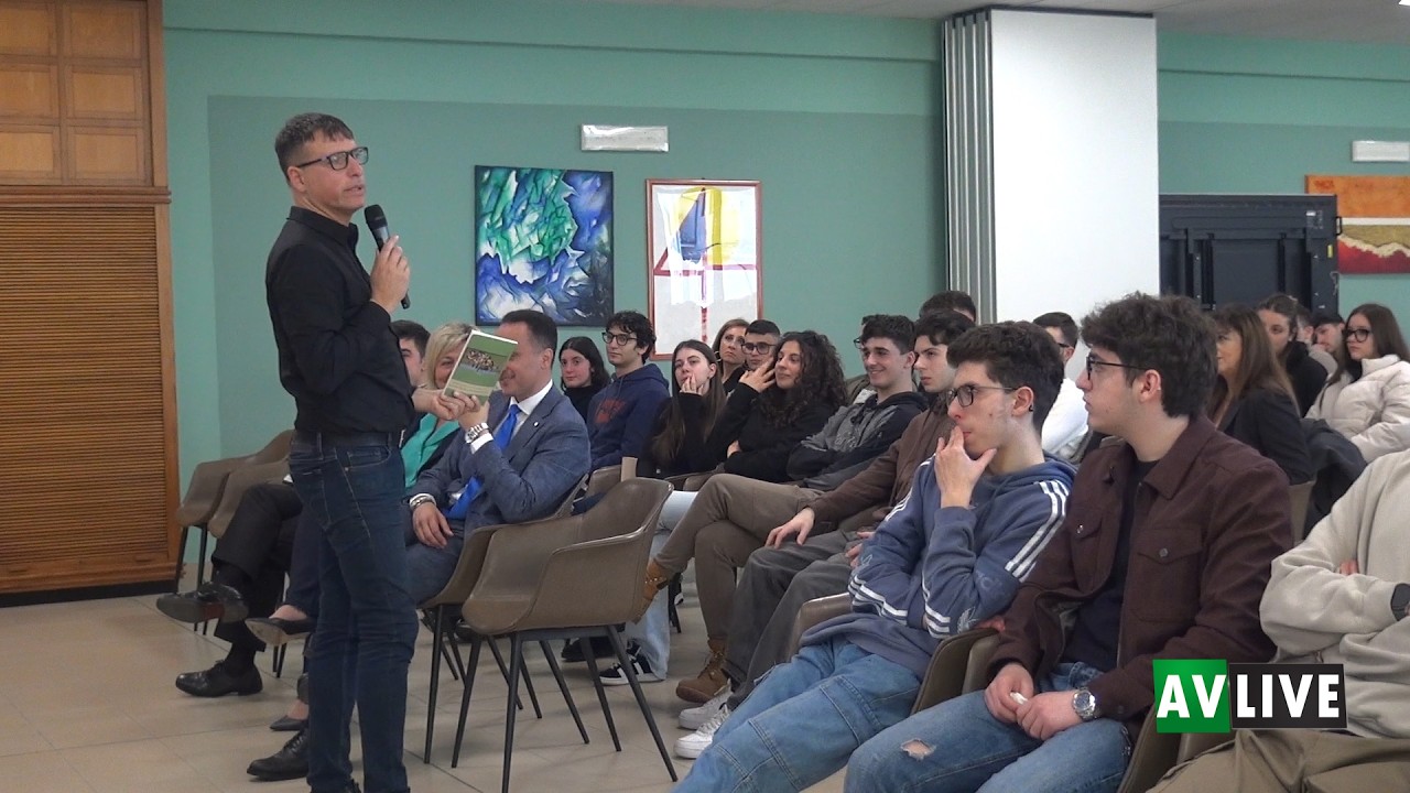 Don Luigi Merola agli studenti dell'ITE Amabile: 