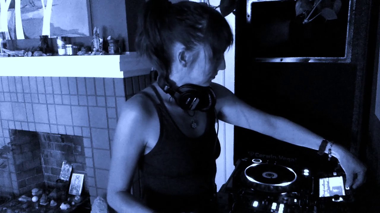 dela Moon - 6AM techno livestream May 2020