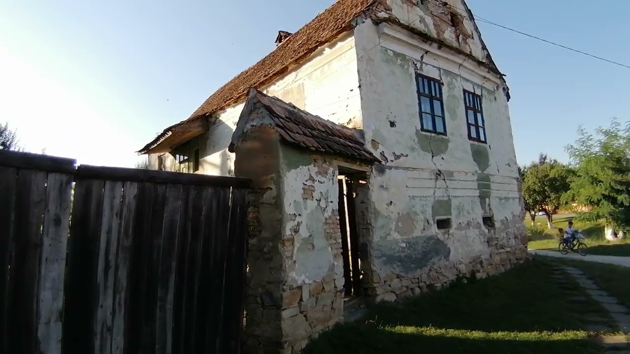 Satul Bărcuț departe de lumea cea mare .