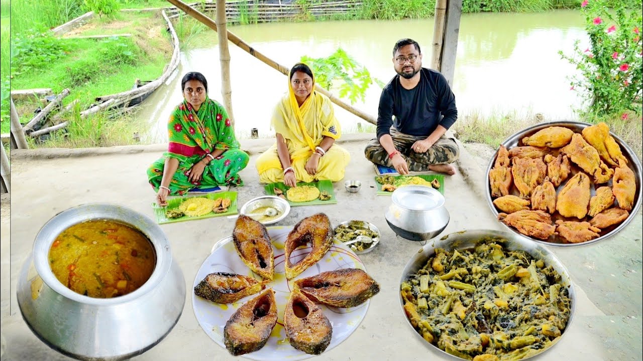 বর্ষার দিনে সব্জী দিয়ে খিচুড়ি,ইলিশমাছ ভাজা কুমড়ো ফুলের বড়া আর পুঁইশাকের ঘন্ট জমিয়ে খাওয়া