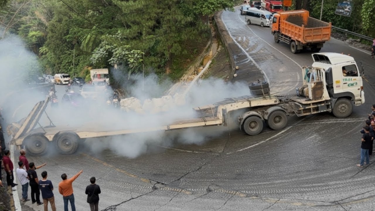 Luar Biasa Tersiksa, Drama Terburuk Truk Trailer Hino Terjebak Total di Tanjakan Sitinjau Lauik