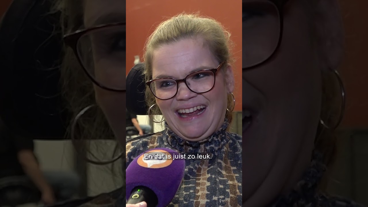 Moeder en dochter bloeien op als rolstoeldanspaar | #shorts